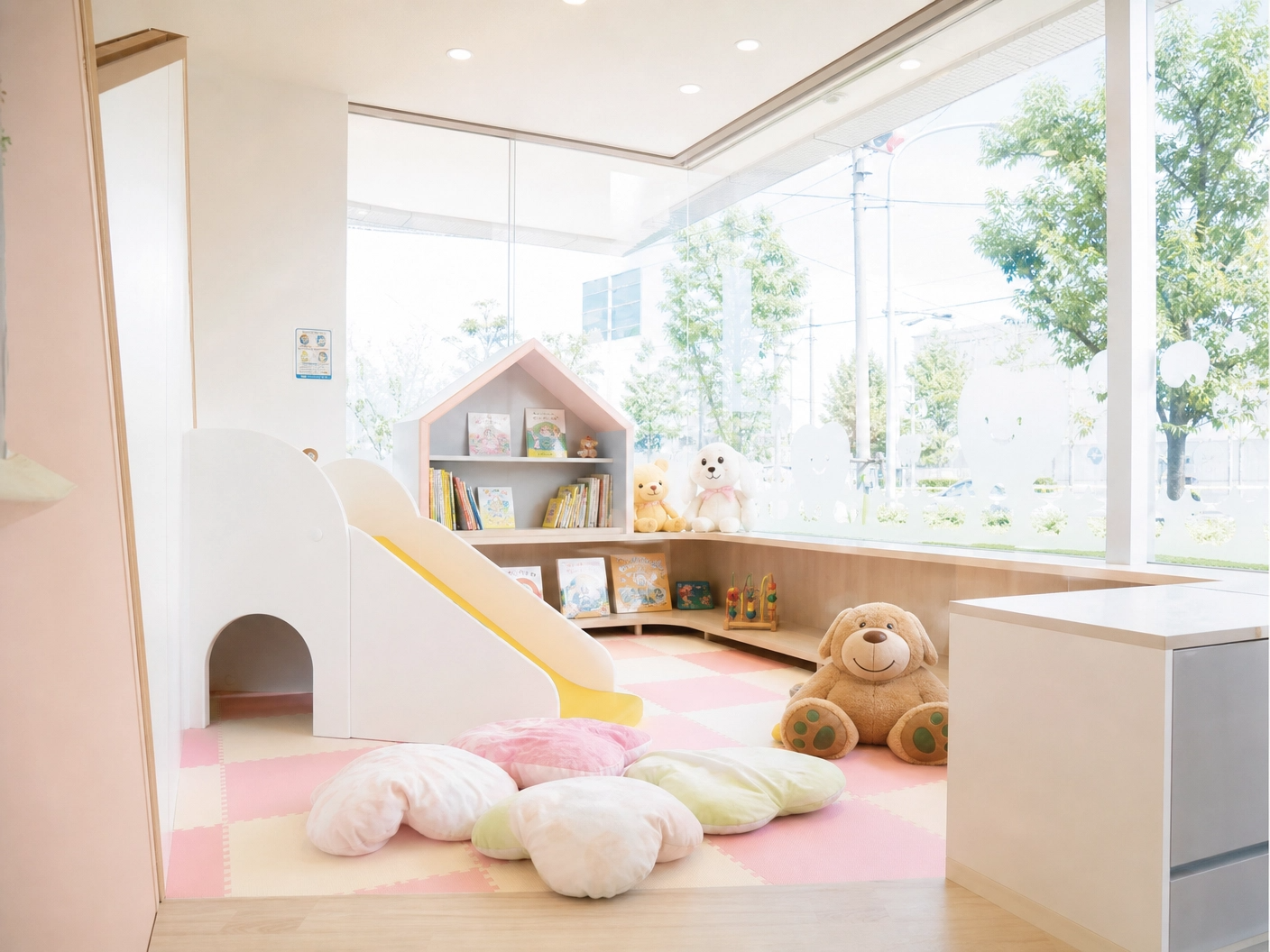 プロンプト：明るい自然光が入る、保育園のように広々とした小児歯科のキッズスペース。滑り台や可愛い絵本、ぬいぐるみ、柔らかいクッションマットが敷かれている写真。