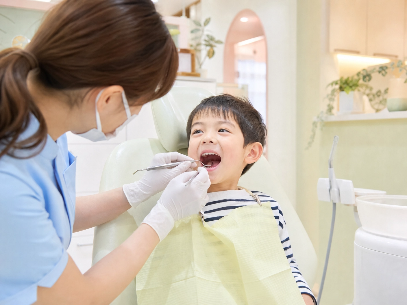 プロンプト：優しい雰囲気の小児歯科。診察台に座る小さな男の子が、笑顔で歯科医師に口を開けて見せている安心感のある治療風景の写真。